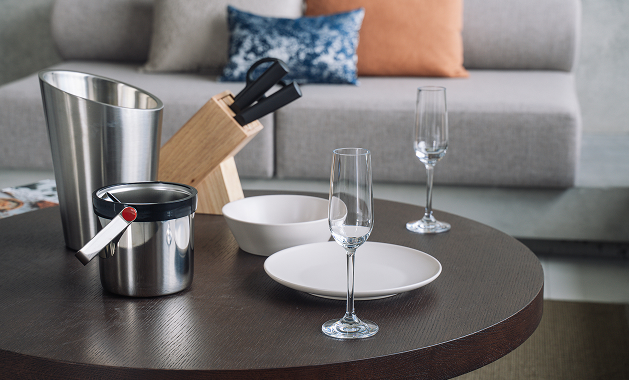 シャンパンクーラーとグラス・ソファ背景