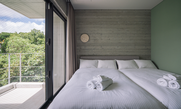 緑が見えるベッドルーム