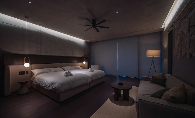 ベッドルーム内観・夜・照明点灯