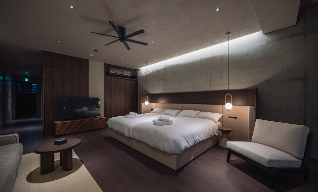 別角度のベッドルーム内観・夜