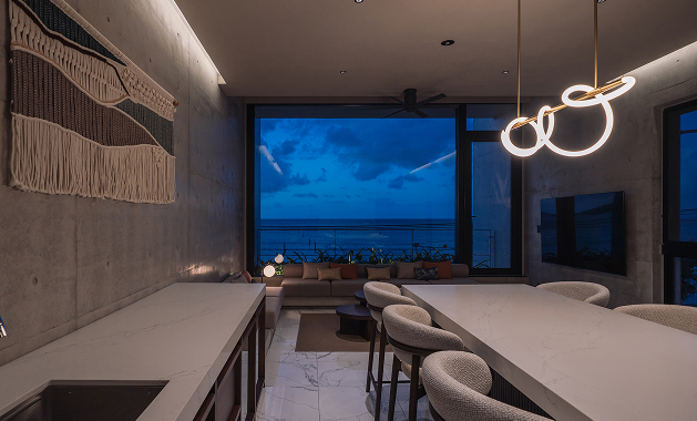 ダイニングから見る夕暮れの海