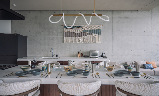 ダイニングテーブルのセットアップ・キッチン背景