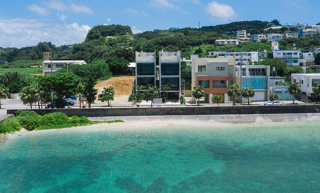 海沿いの通りから見た建物遠景・昼