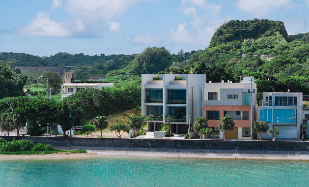 ビーチ越しに見る建物全景