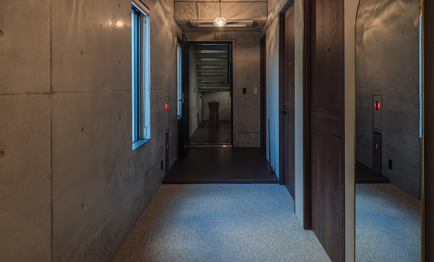 コンクリート打ちっぱなしの廊下・内観