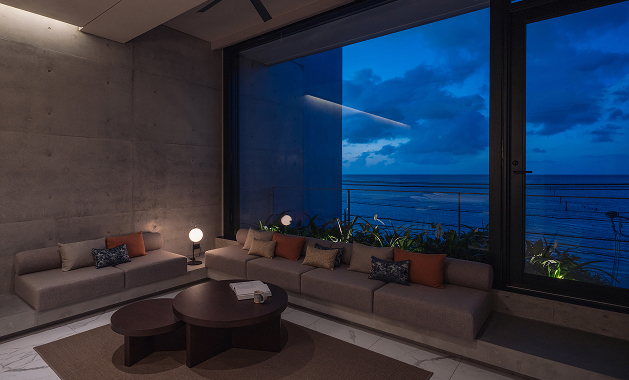 リビングから見る夜の海とテラス