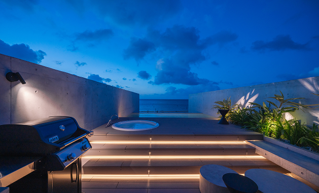 屋上ジャグジーとBBQグリル・夜・ライトアップ