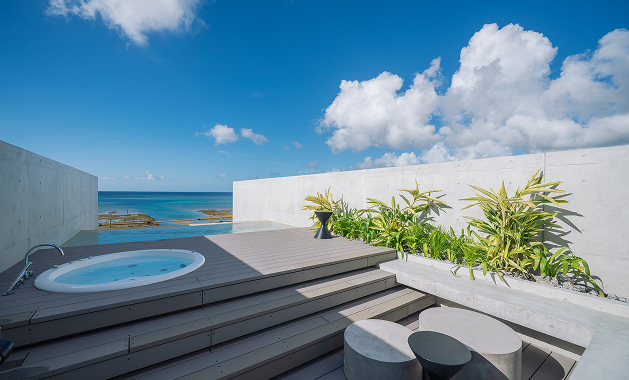 屋上ジャグジーとデッキ・昼・青空